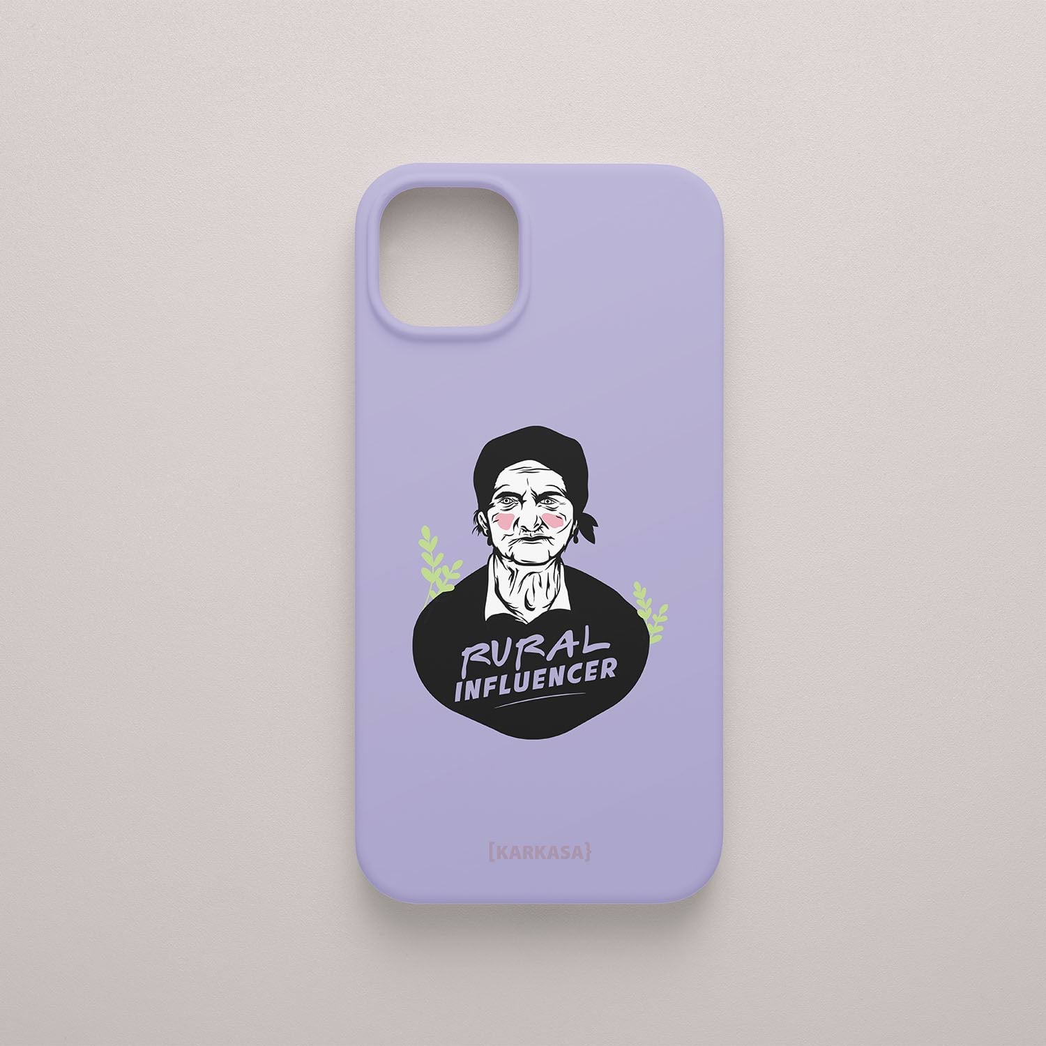 Funda lila con ilustración de una anciana gallega con paño en la cabeza y herramientas de labranza, texto Rural Influencer de Son un Toxo.