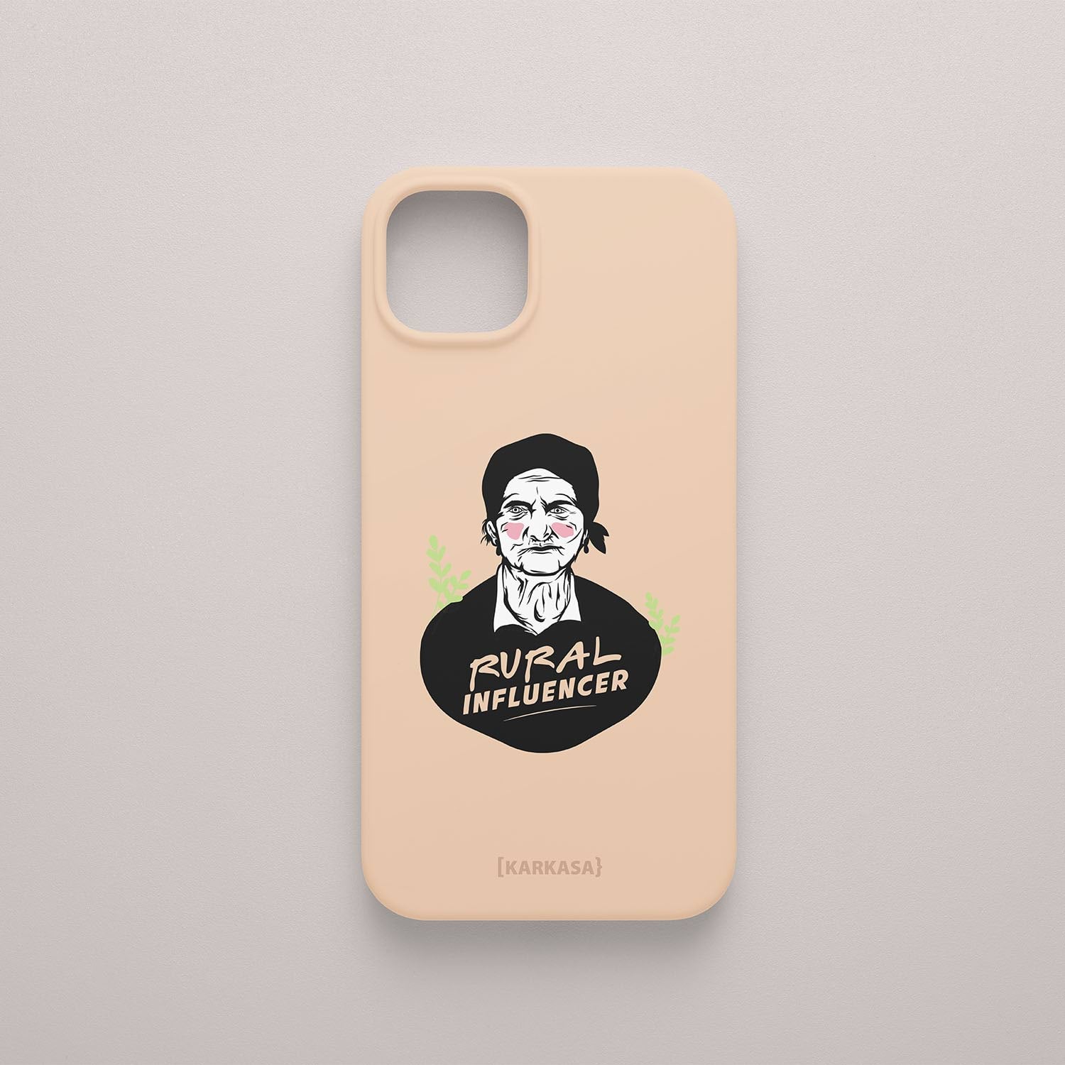 Funda rosa nude con ilustración de una anciana gallega con paño en la cabeza y herramientas de labranza, texto Rural Influencer de Son un Toxo.