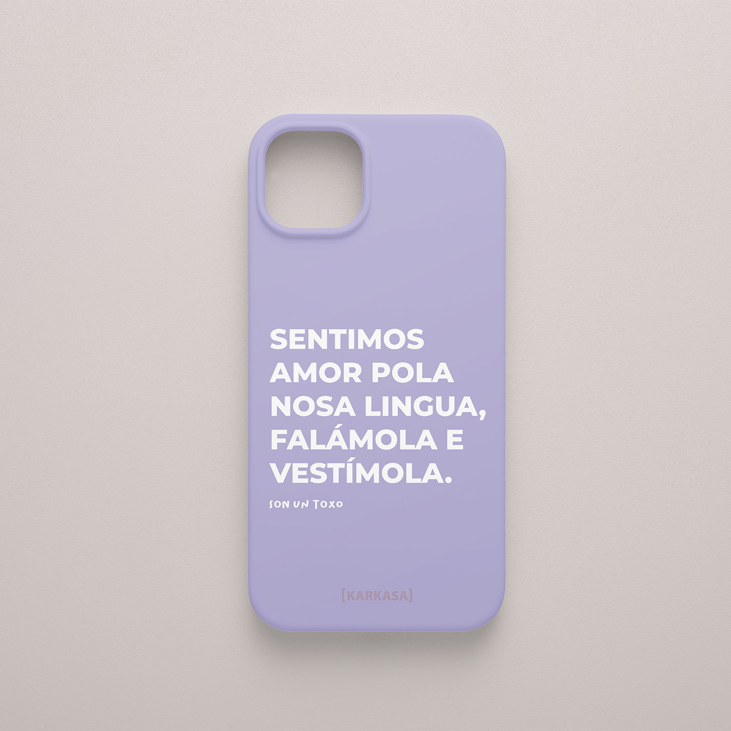 Funda móvil negra KARKASA con diseño tipográfico en gallego y frase Sentimos amor pola nosa lingua, falámola e vestímola de Son un Toxo. Silicona SilkTouch lila.