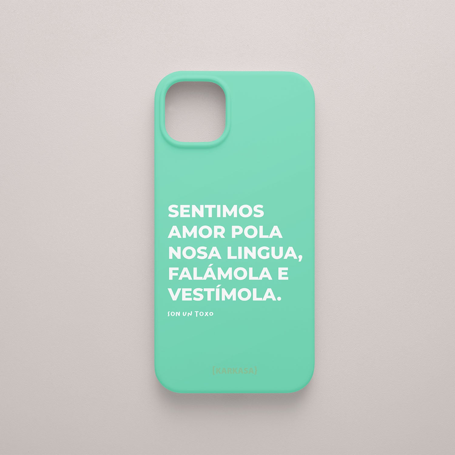 Funda móvil negra KARKASA con diseño tipográfico en gallego y frase Sentimos amor pola nosa lingua, falámola e vestímola de Son un Toxo. Silicona SilkTouch verde menta.