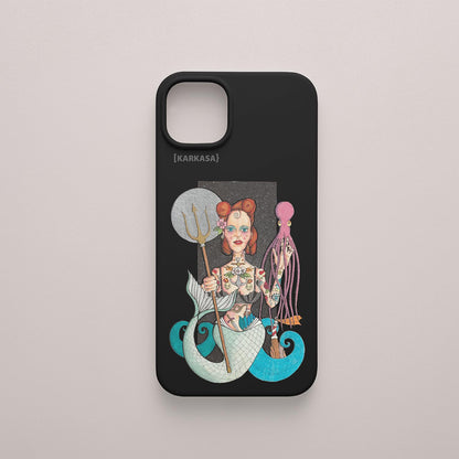 Funda KARKASA negra con ilustración del artista Daniel Buitrón: sirena tatuada sosteniendo un tridente y rodeada por un pulpo.