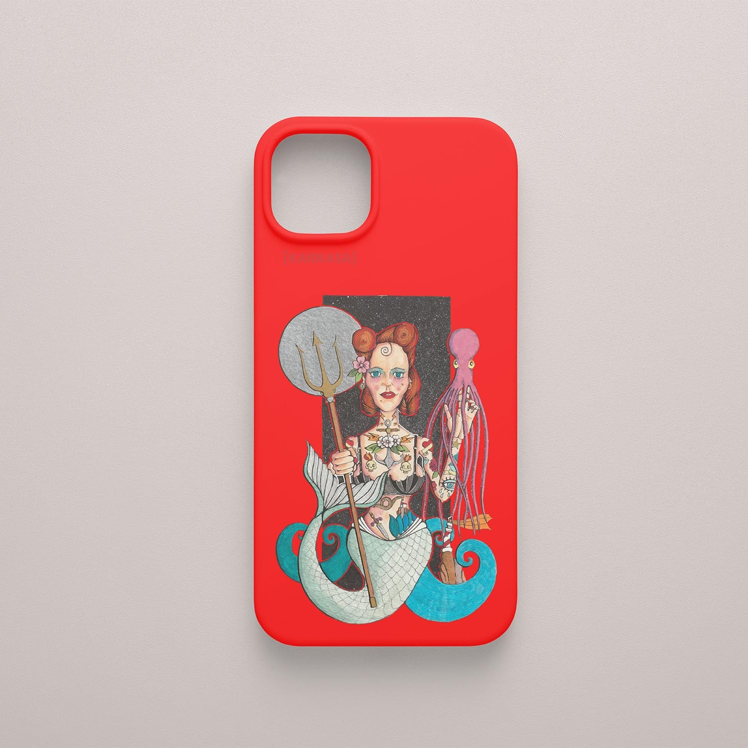 Funda KARKASA roja con ilustración del artista Daniel Buitrón: sirena tatuada sosteniendo un tridente y rodeada por un pulpo.