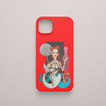 Funda KARKASA roja con ilustración del artista Daniel Buitrón: sirena tatuada sosteniendo un tridente y rodeada por un pulpo.