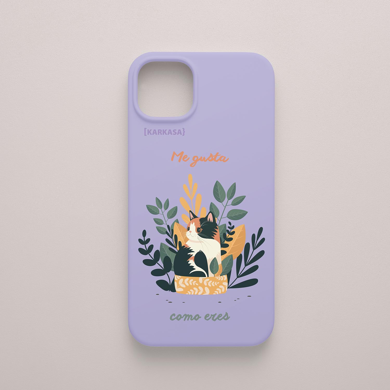 Funda KARKASA Silk Touch lila con ilustración de gato durmiendo entre plantas y la frase Me gusta como eres. Carcasa mensaje positivo.