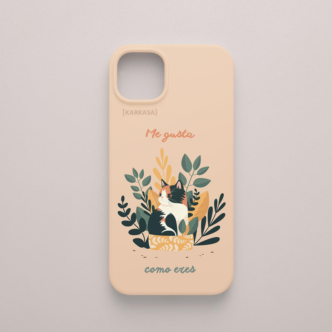 Funda KARKASA Silk Touch rosa nude con ilustración de gato durmiendo entre plantas y la frase Me gusta como eres. Carcasa mensaje positivo.