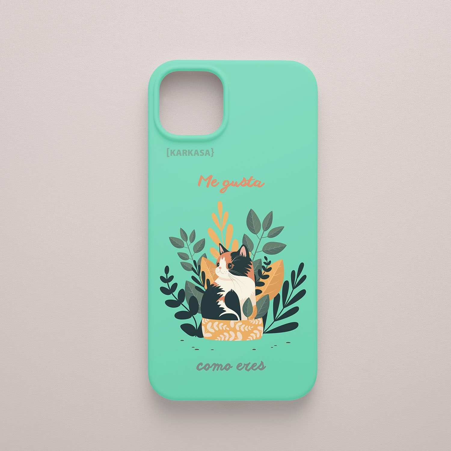 Funda KARKASA Silk Touch verde menta con ilustración de gato durmiendo entre plantas y la frase Me gusta como eres. Carcasa mensaje positivo.