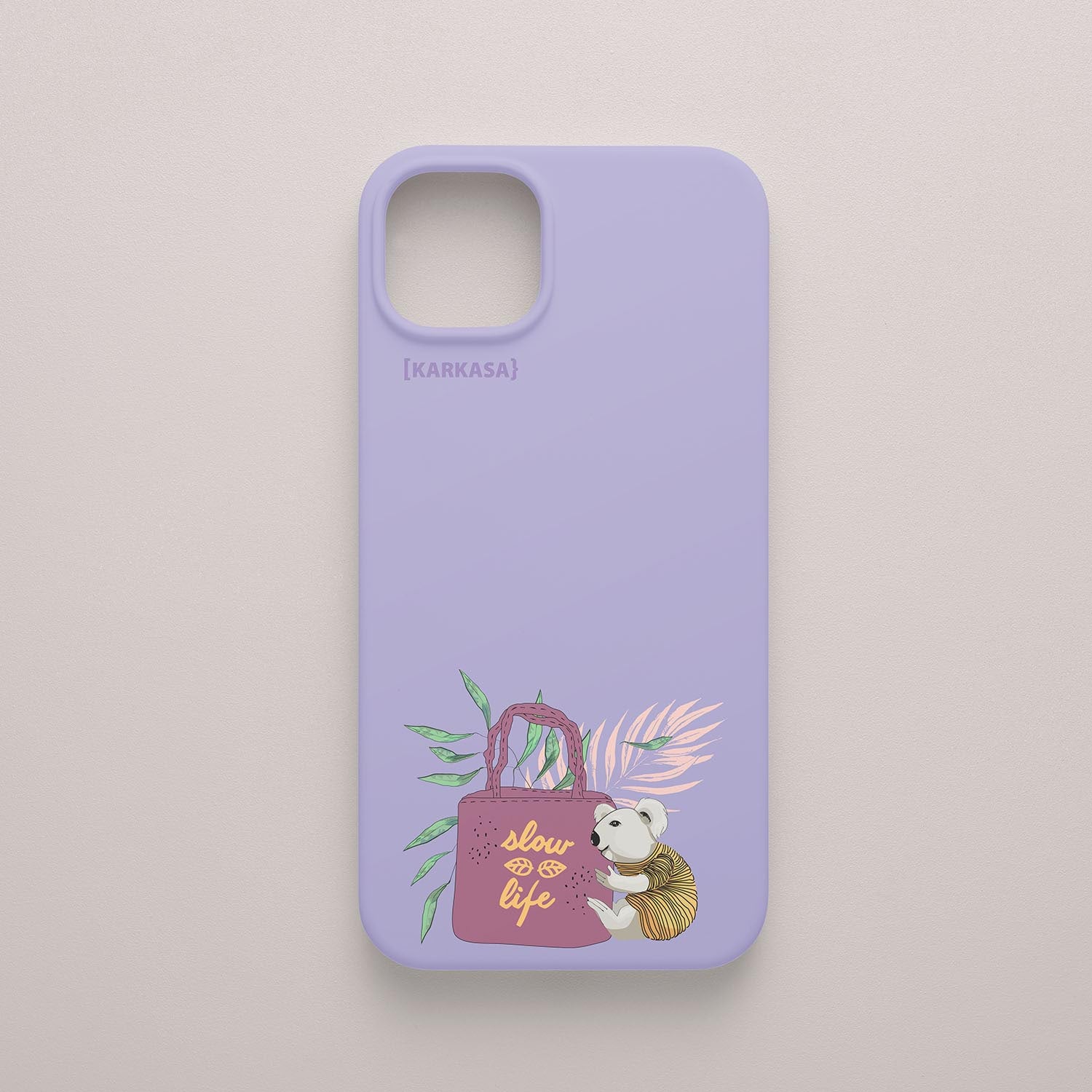 Funda KARKASA Silk Touch lila con ilustración de koala llevando un bolso rosa con la frase Slow Life y hojas tropicales. Carcasa estilo mindfulness.
