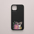 Funda KARKASA Silk Touch negra con ilustración de koala llevando un bolso rosa con la frase Slow Life y hojas tropicales. Carcasa estilo mindfulness.