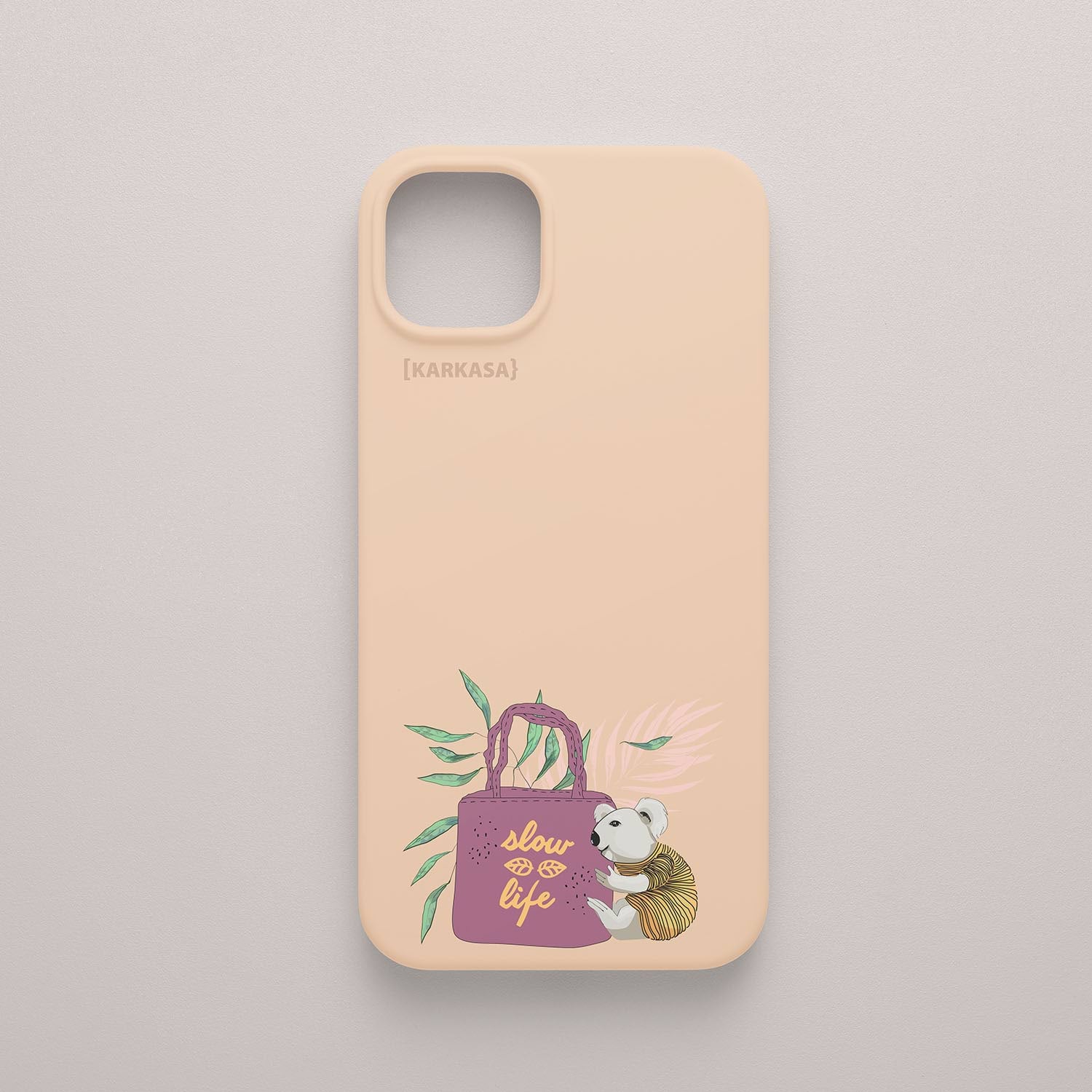 Funda KARKASA Silk Touch rosa nude con ilustración de koala llevando un bolso rosa con la frase Slow Life y hojas tropicales. Carcasa estilo mindfulness.