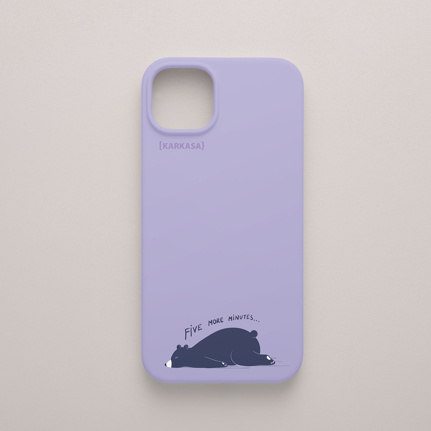 Funda KARKASA Silk Touch lila con ilustración minimalista de un oso negro durmiendo y frase Five More Minutes. Carcasa mate de silicona para smartphone.