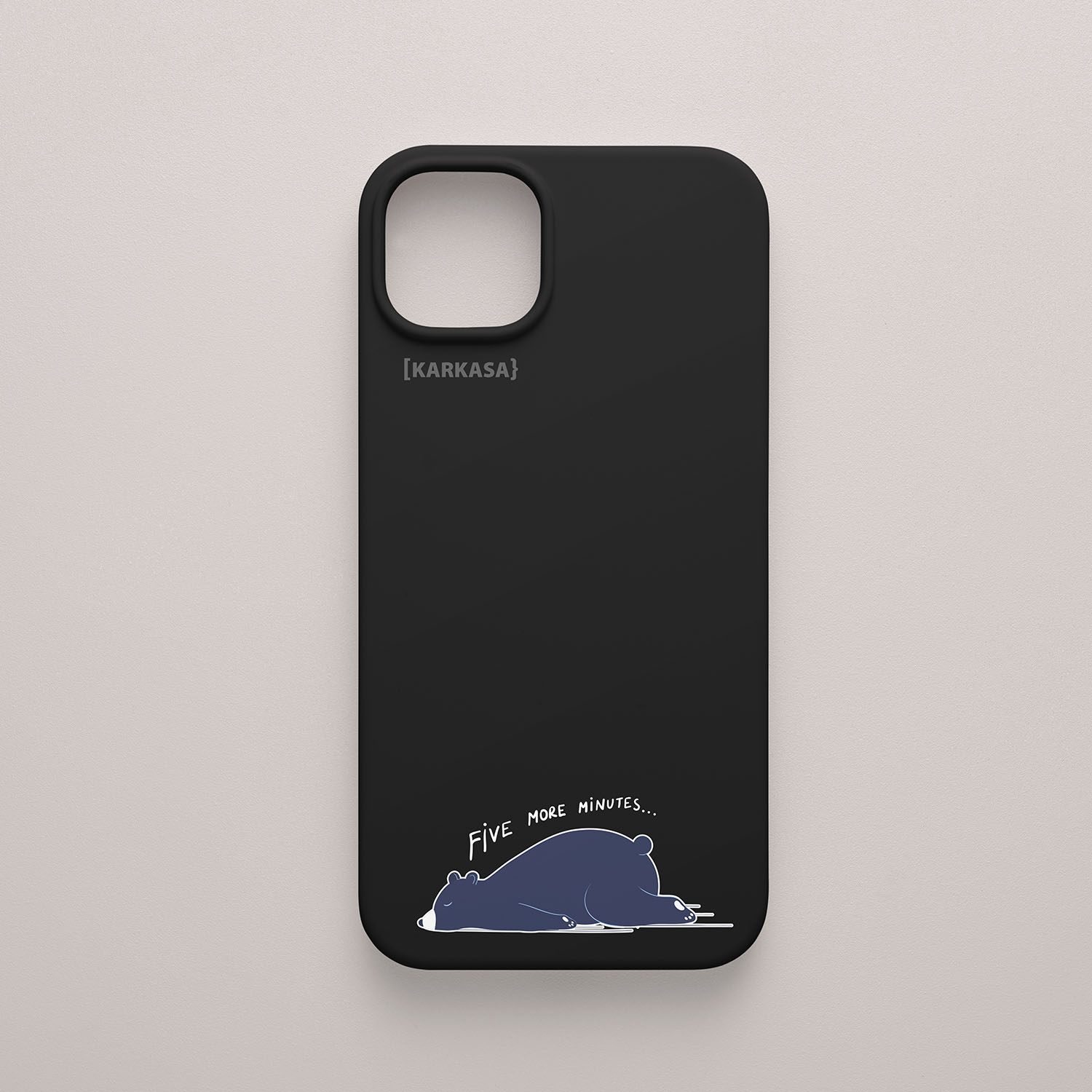 Funda KARKASA Silk Touch negra con ilustración minimalista de un oso negro durmiendo y frase Five More Minutes. Carcasa mate de silicona para smartphone.