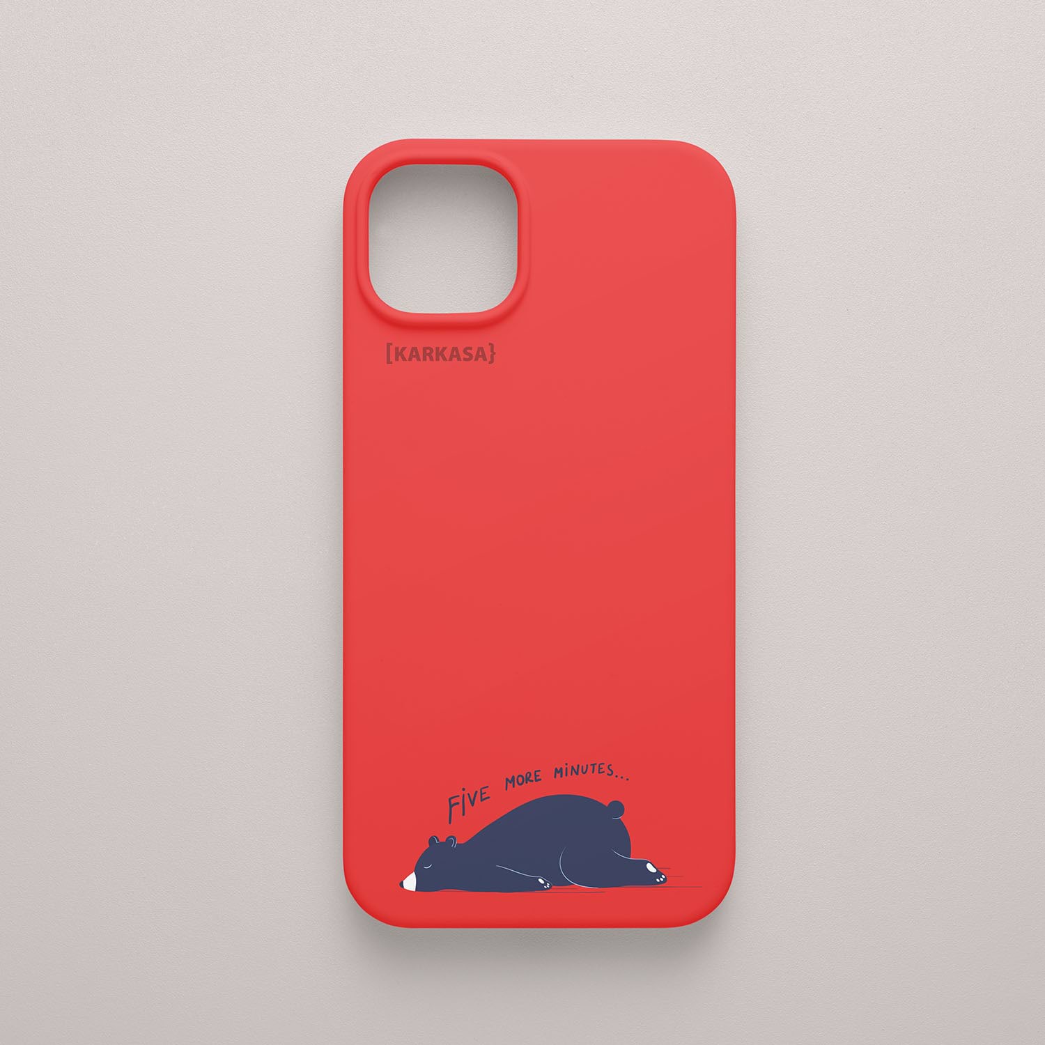 Funda KARKASA Silk Touch roja con ilustración minimalista de un oso negro durmiendo y frase Five More Minutes. Carcasa mate de silicona para smartphone.