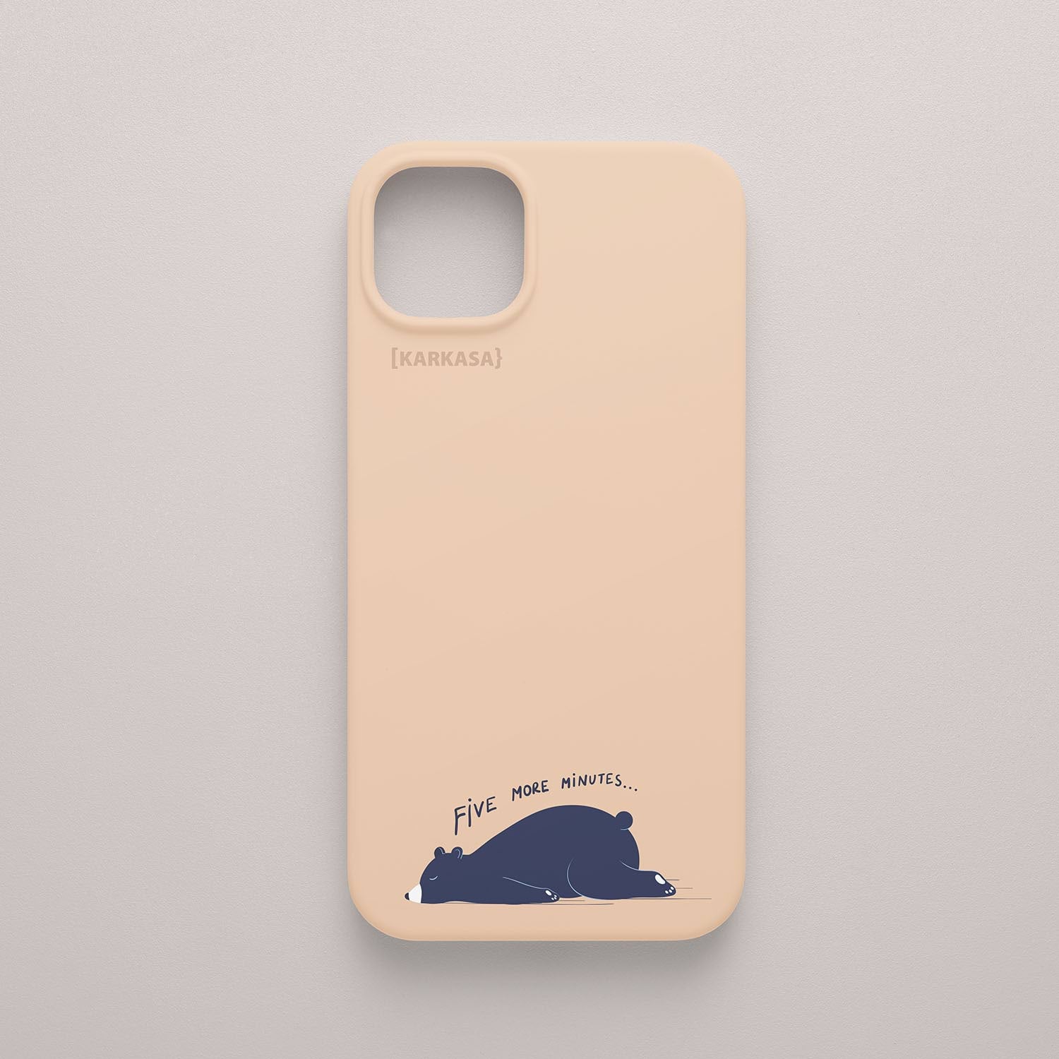 Funda KARKASA Silk Touch beige con ilustración minimalista de un oso negro durmiendo y frase Five More Minutes. Carcasa mate de silicona para smartphone.