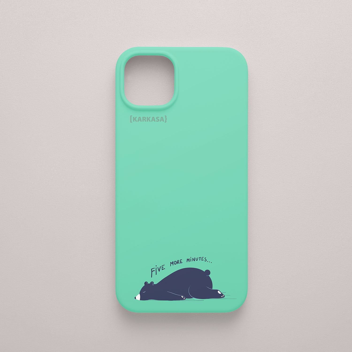 Funda KARKASA Silk Touch verde menta con ilustración minimalista de un oso negro durmiendo y frase Five More Minutes. Carcasa mate de silicona para smartphone.