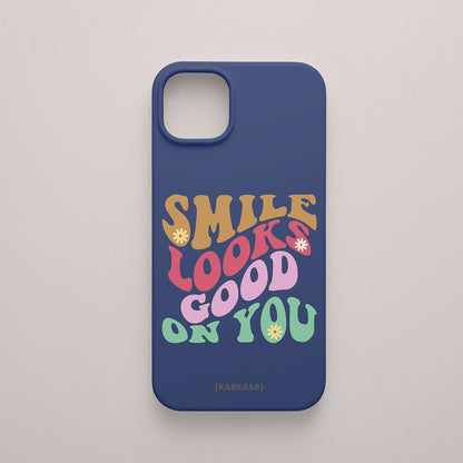 Funda KARKASA Silk Touch azul marina con frase Smile Looks Good On You en tipografía groovy psicodélica de colores. Carcasa mate de silicona para smartphone.