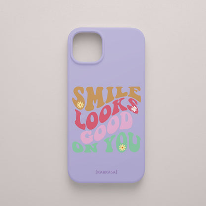 Funda KARKASA Silk Touch lila con frase Smile Looks Good On You en tipografía groovy psicodélica de colores. Carcasa mate de silicona para smartphone.
