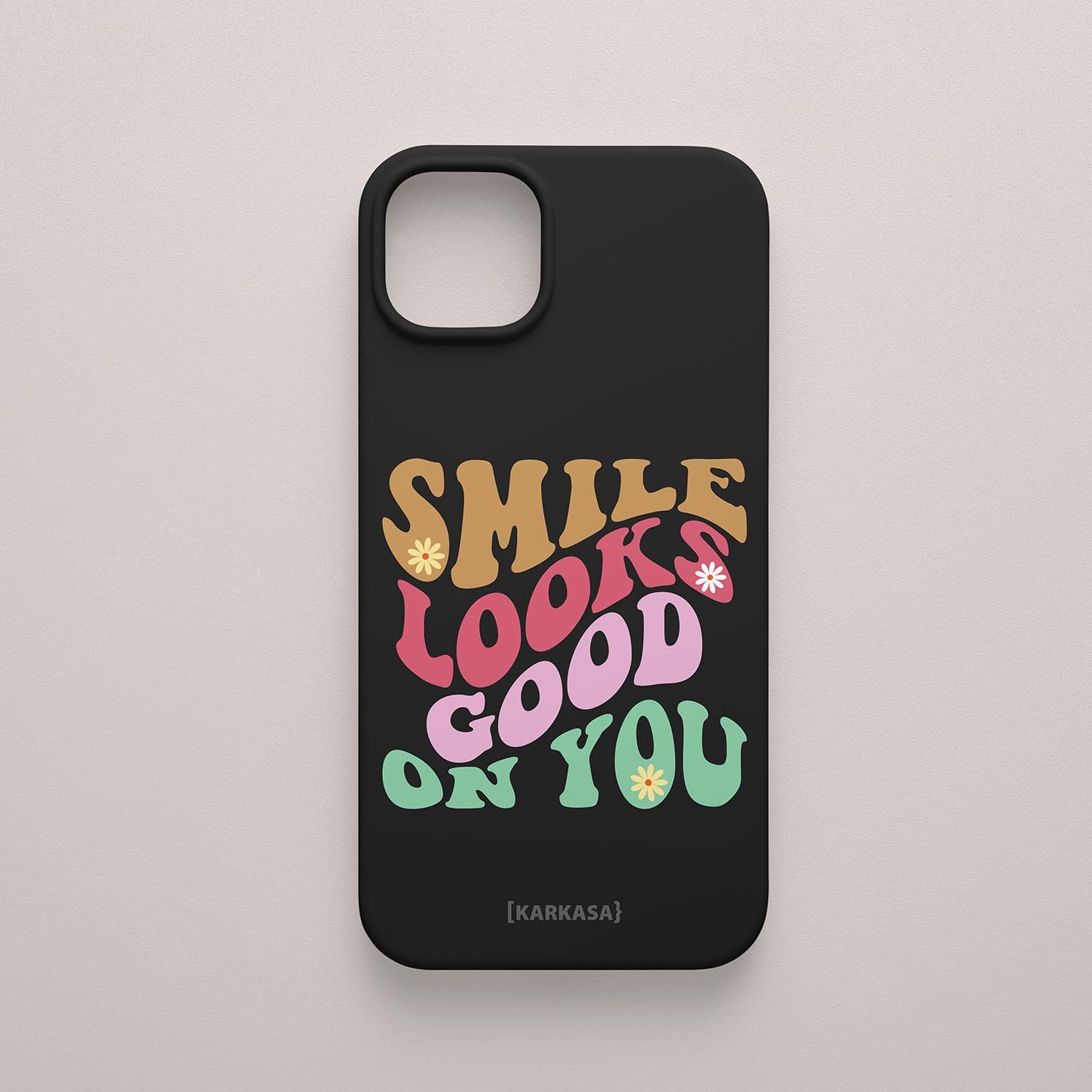 Funda KARKASA Silk Touch negra con frase Smile Looks Good On You en tipografía groovy psicodélica de colores. Carcasa mate de silicona para smartphone.