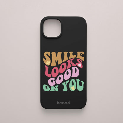 Funda KARKASA Silk Touch negra con frase Smile Looks Good On You en tipografía groovy psicodélica de colores. Carcasa mate de silicona para smartphone.