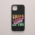 Funda KARKASA Silk Touch negra con frase Smile Looks Good On You en tipografía groovy psicodélica de colores. Carcasa mate de silicona para smartphone.