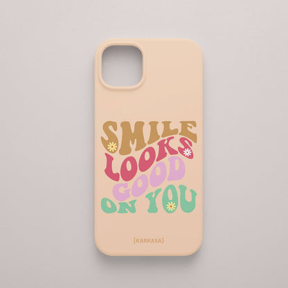 Funda KARKASA Silk Touch rosa nude con frase Smile Looks Good On You en tipografía groovy psicodélica de colores. Carcasa mate de silicona para smartphone.