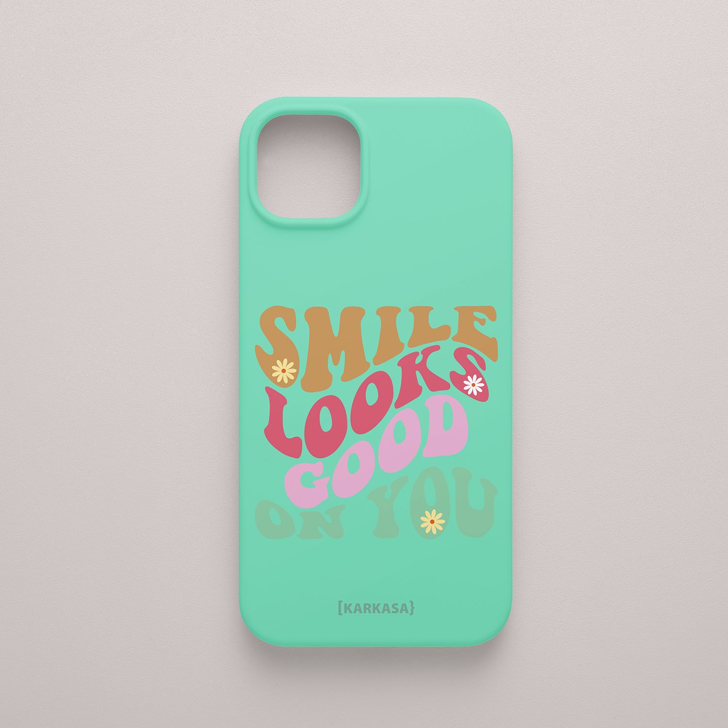 Funda KARKASA Silk Touch verde menta con frase Smile Looks Good On You en tipografía groovy psicodélica de colores. Carcasa mate de silicona para smartphone.