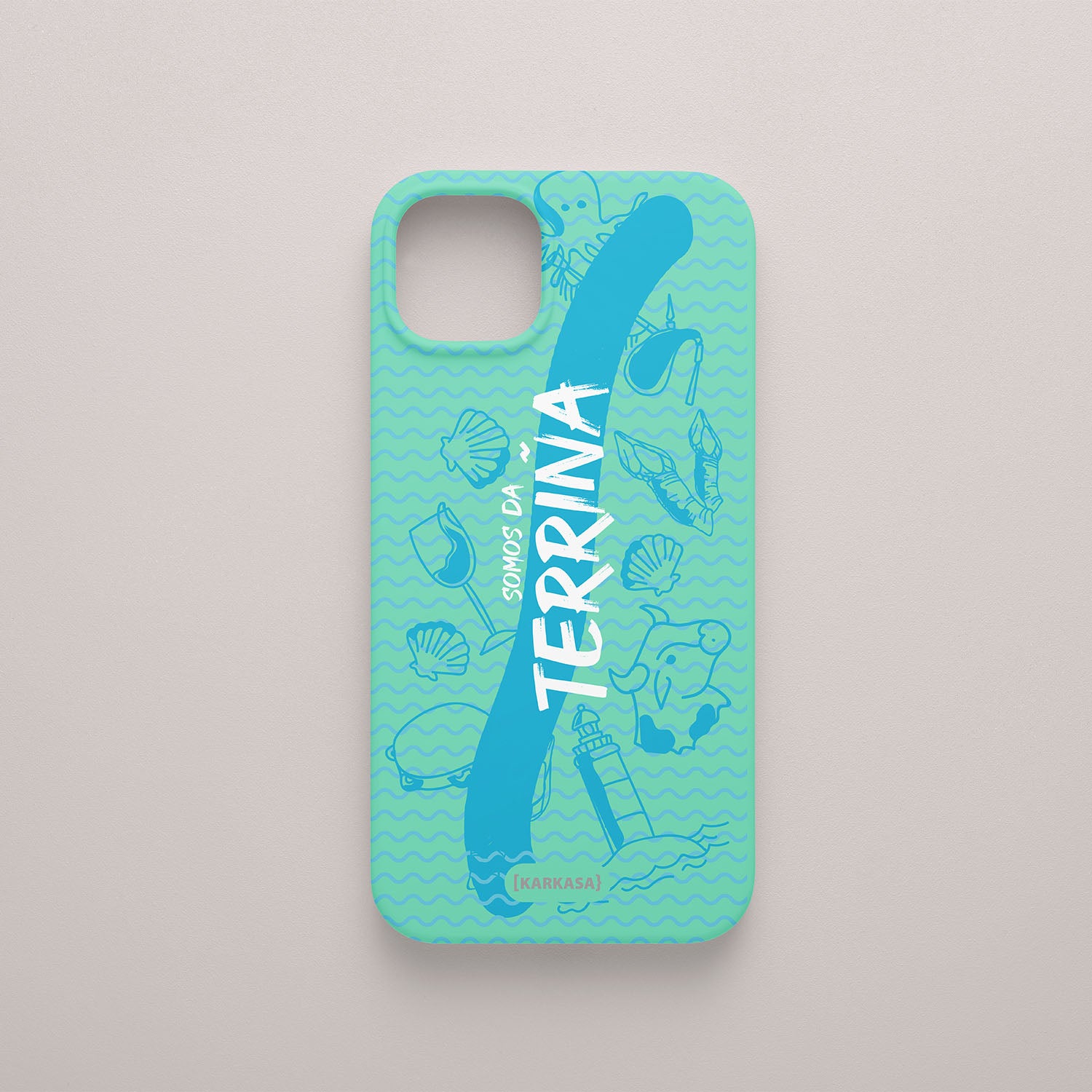 Funda móvil turquesa KARKASA con diseño gallego Somos da Terriña, iconos marinos y grafismo atlántico de Son un Toxo.