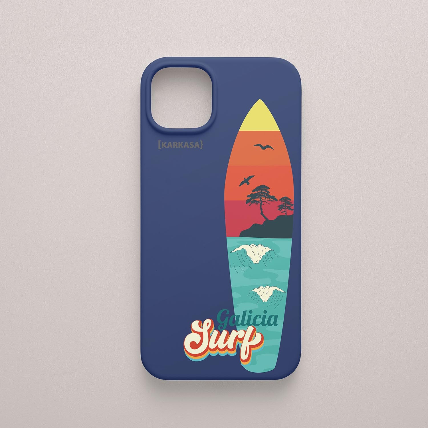 Funda KARKASA Silk Touch azul marino con ilustración de una tabla de surf conteniendo un paisaje de playa, pinos y atardecer en Galicia.