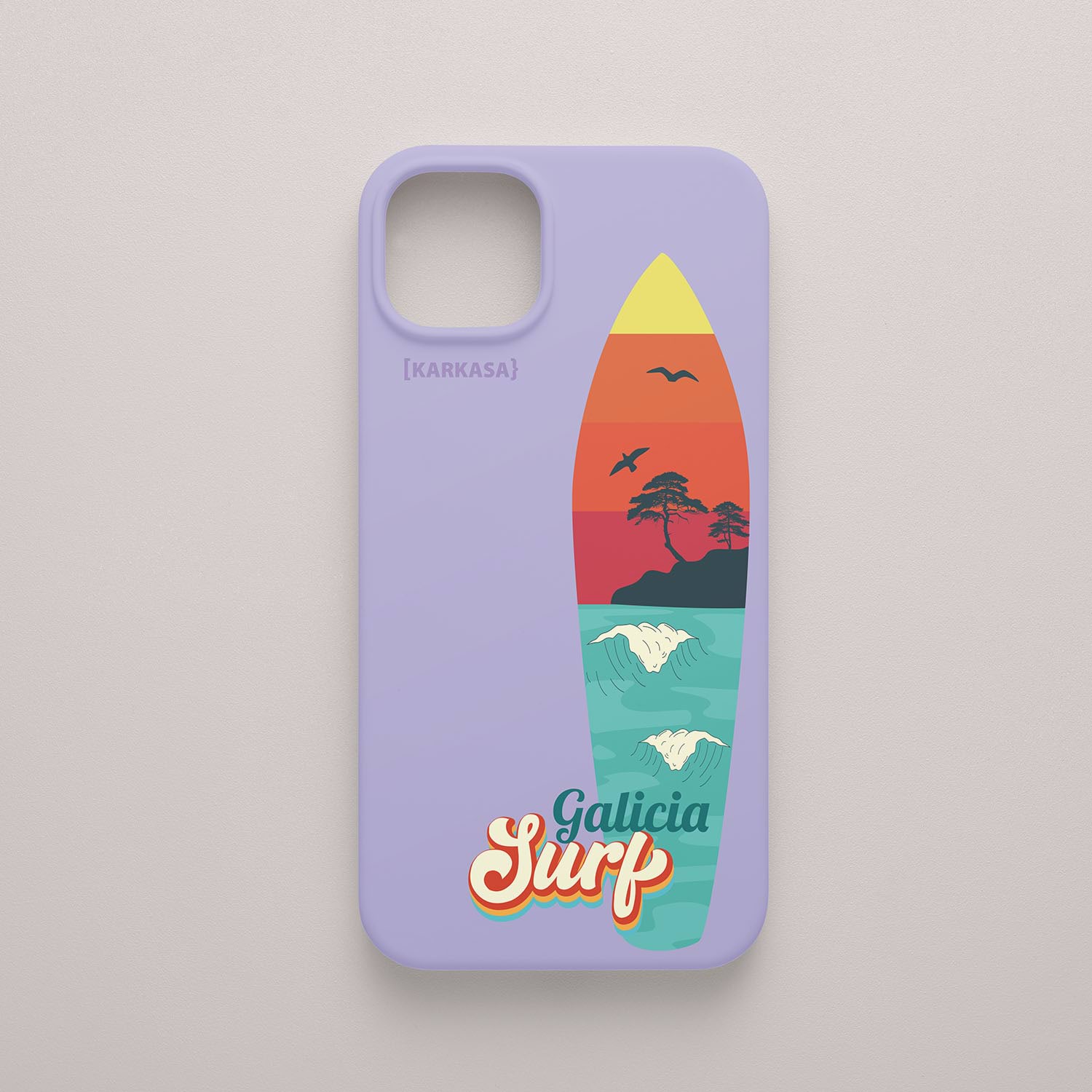Funda KARKASA Silk Touch lila con ilustración de una tabla de surf conteniendo un paisaje de playa, pinos y atardecer en Galicia.