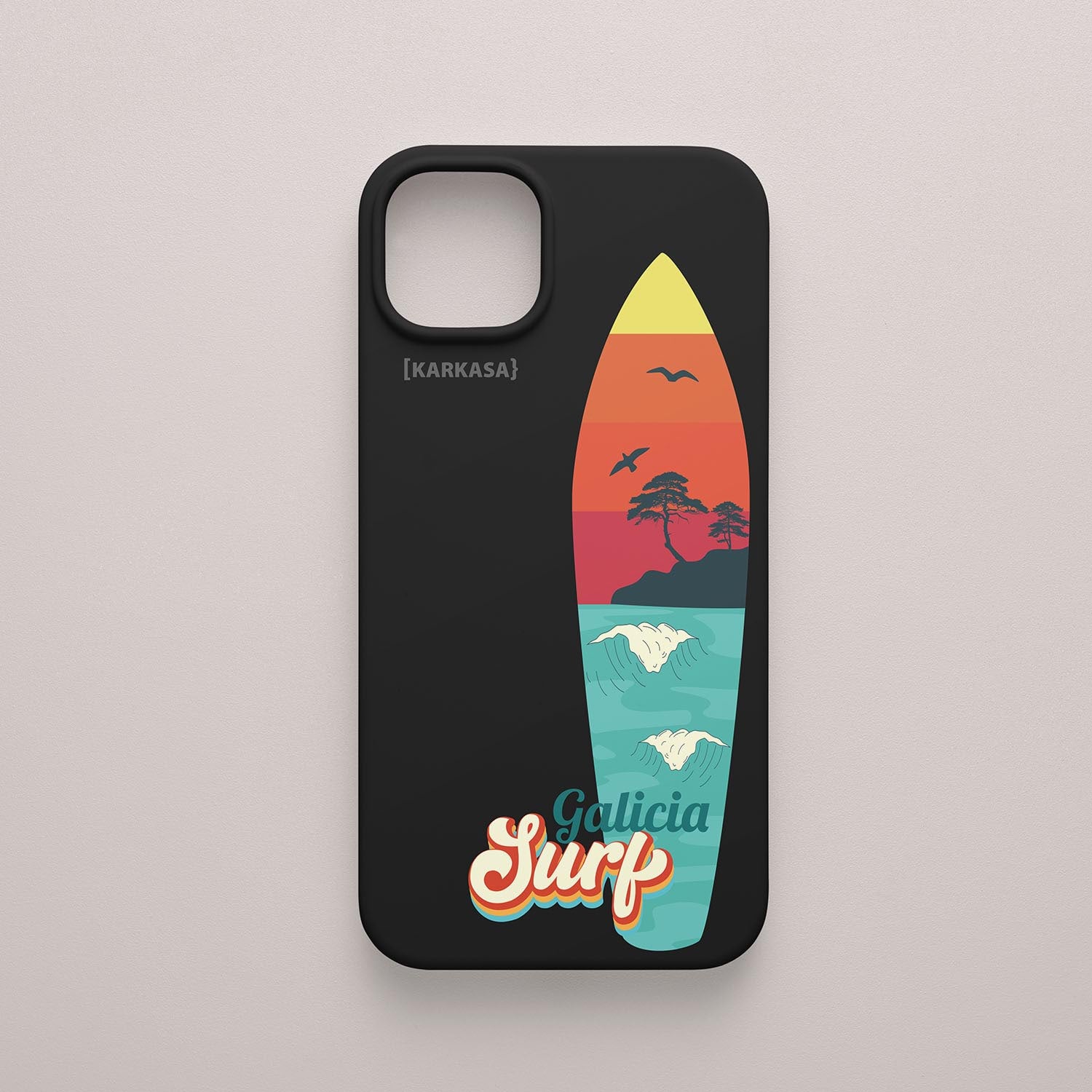 Funda KARKASA Silk Touch negra con ilustración de una tabla de surf conteniendo un paisaje de playa, pinos y atardecer en Galicia.