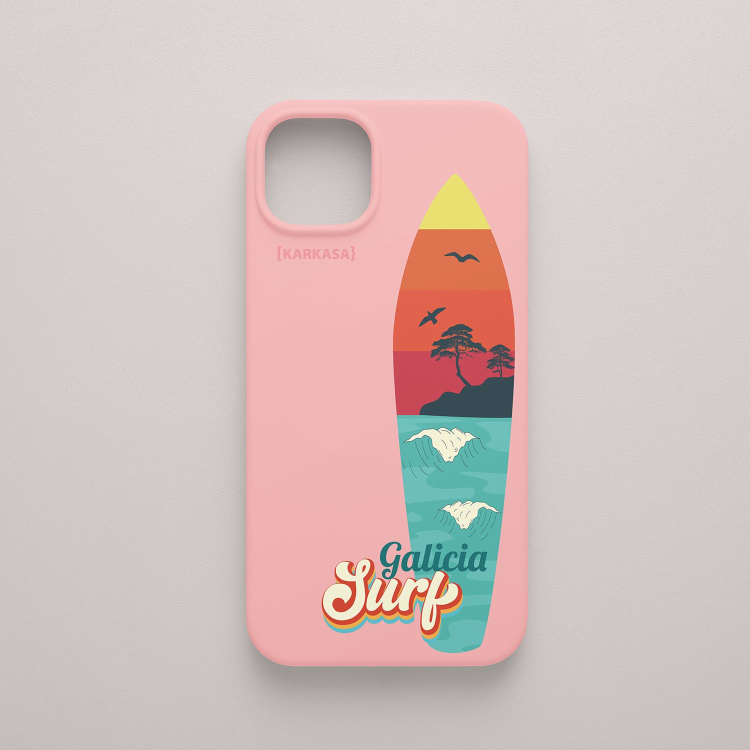 Funda KARKASA Silk Touch rosa chicle con ilustración de una tabla de surf conteniendo un paisaje de playa, pinos y atardecer en Galicia.