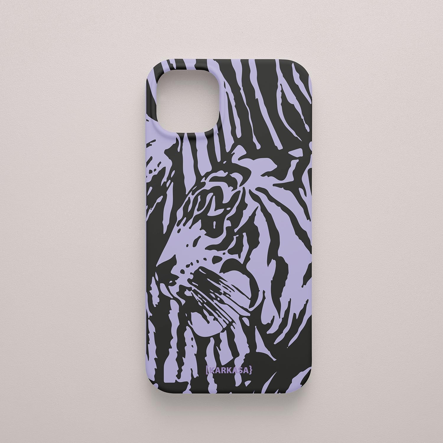 Funda KARKASA Silk Touch lila con ilustración gráfica estilo stencil de la cara de un tigre en color negro. Carcasa diseño urbano animal.