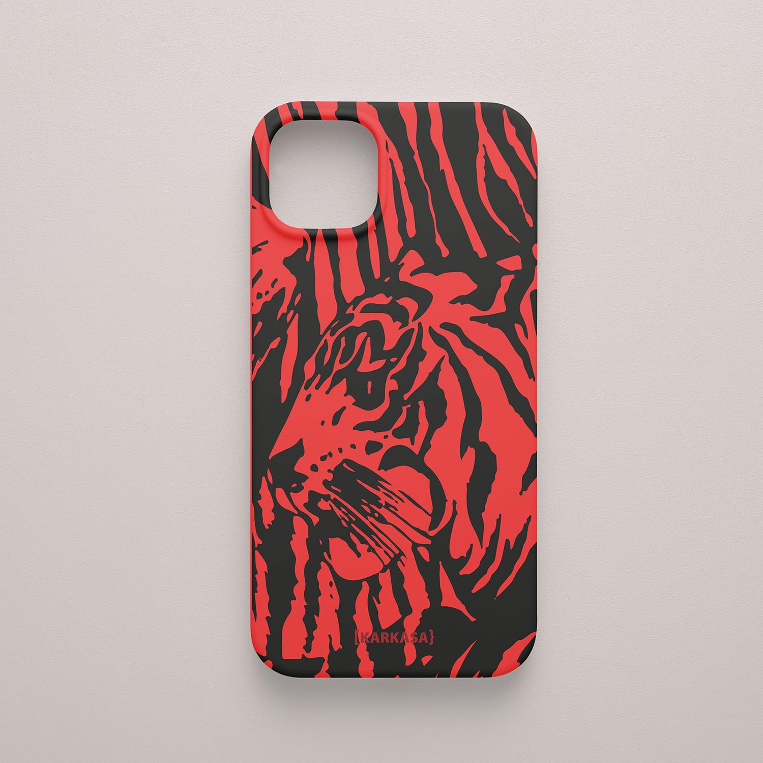 Funda KARKASA Silk Touch roja con ilustración gráfica estilo stencil de la cara de un tigre en color negro. Carcasa diseño urbano animal.