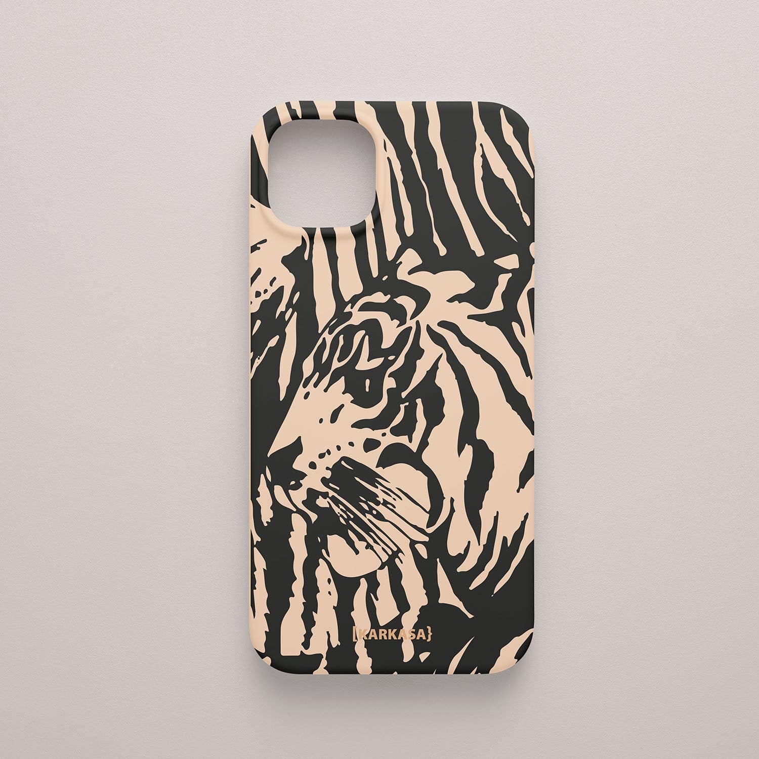 Funda KARKASA Silk Touch rosa nude con ilustración gráfica estilo stencil de la cara de un tigre en color negro. Carcasa diseño urbano animal.