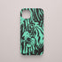 Funda KARKASA Silk Touch verde menta con ilustración gráfica estilo stencil de la cara de un tigre en color negro. Carcasa diseño urbano animal.