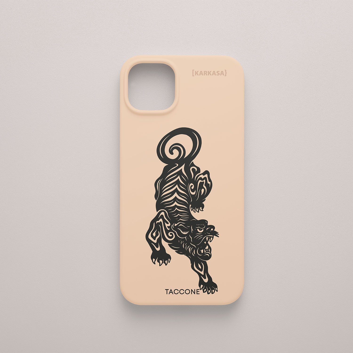 Funda KARKASA rosa nude con ilustración en tinta negra de un tigre estilo oriental o tatuaje tradicional, diseño de Gabriel Taccone.