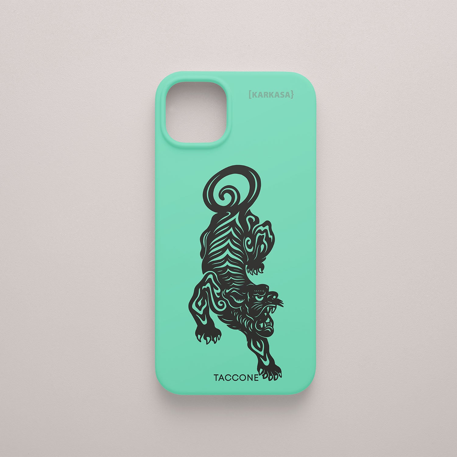 Funda KARKASA verde menta con ilustración en tinta negra de un tigre estilo oriental o tatuaje tradicional, diseño de Gabriel Taccone.