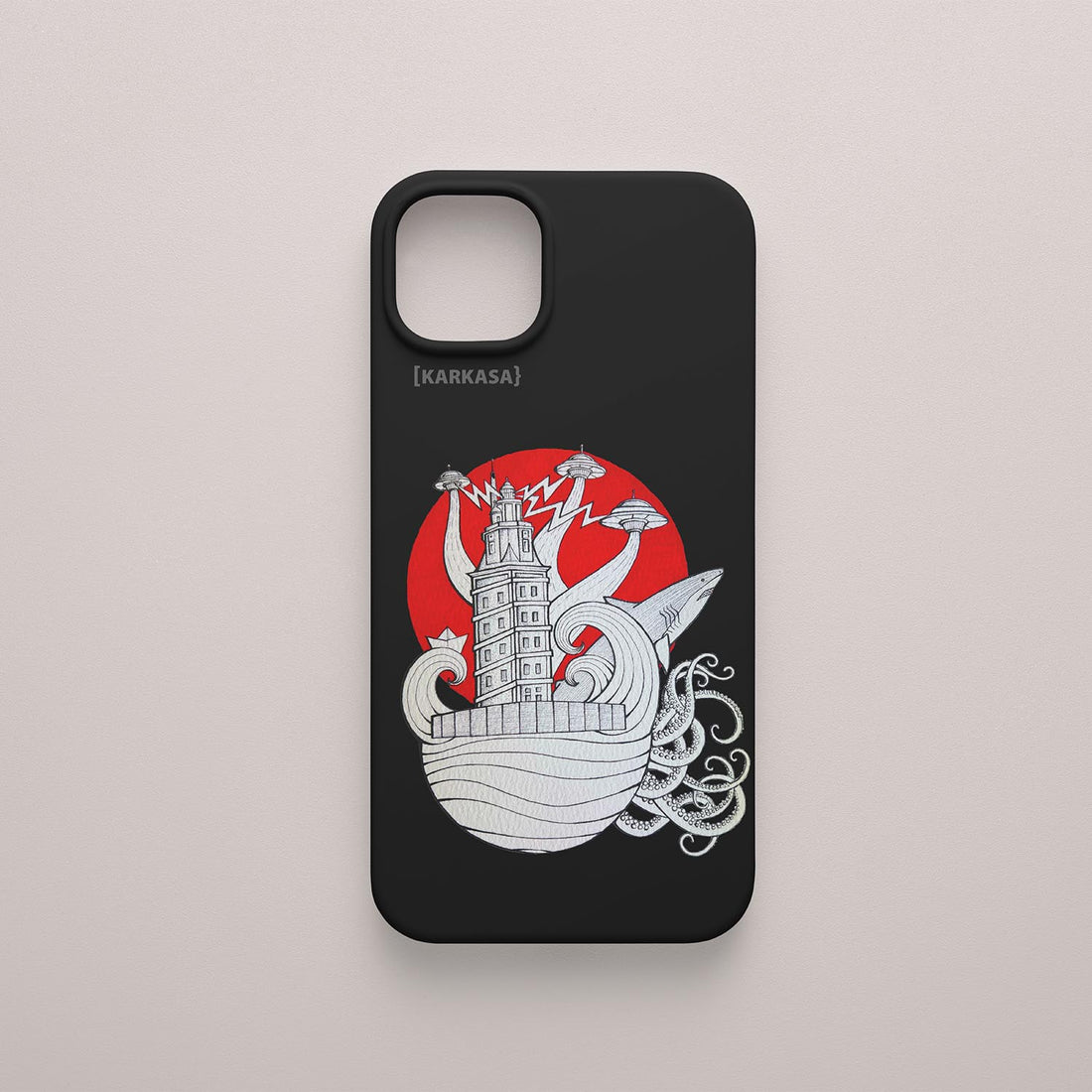 Funda KARKASA negra con ilustración de Daniel Buitrón: Torre de Hércules de A Coruña rodeada de OVNIs, tentáculos y un sol rojo de fondo.