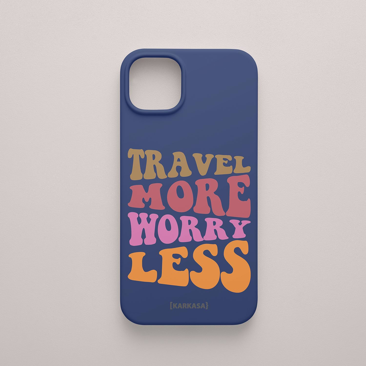 Funda KARKASA Silk Touch azul marino con frase Travel More Worry Less en letras retro de colores naranjas y rosas. Carcasa para viajeros.