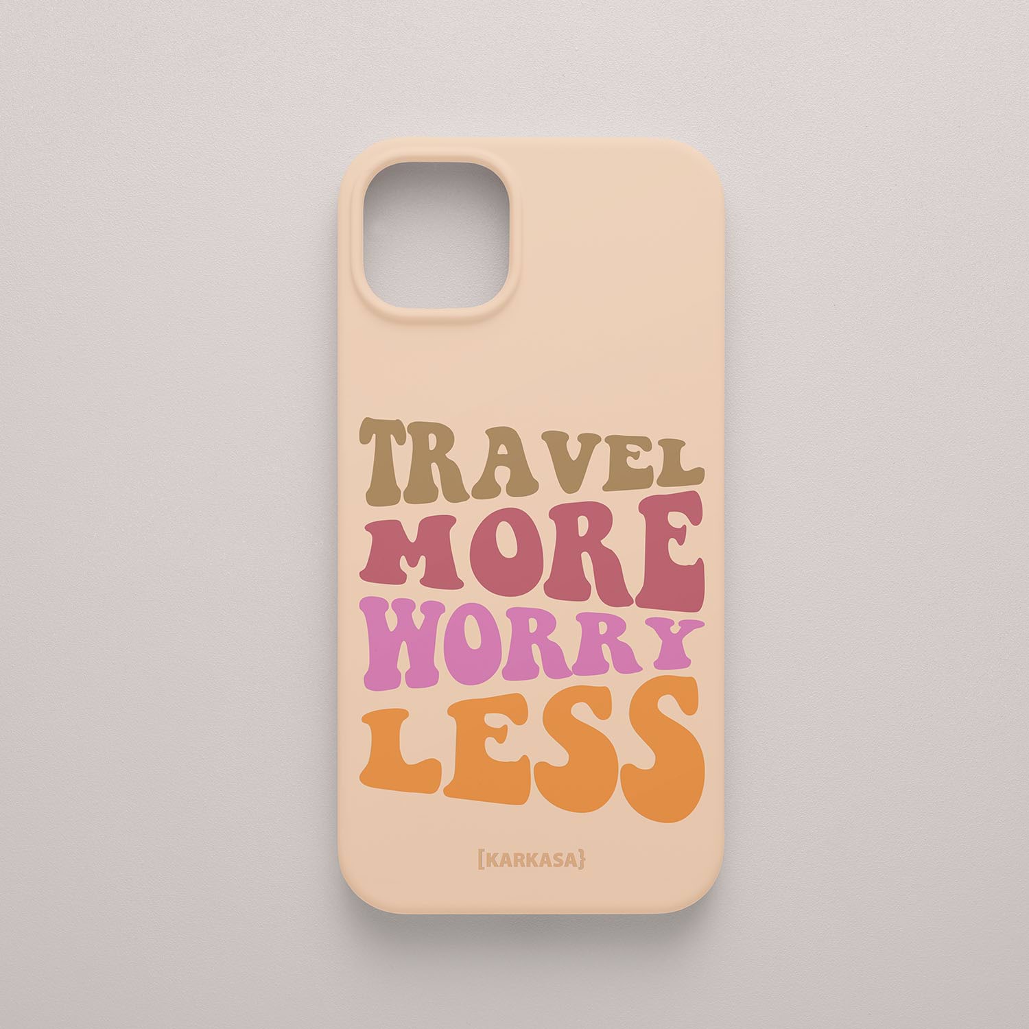 Funda KARKASA Silk Touch rosa nude con frase Travel More Worry Less en letras retro de colores naranjas y rosas. Carcasa para viajeros.