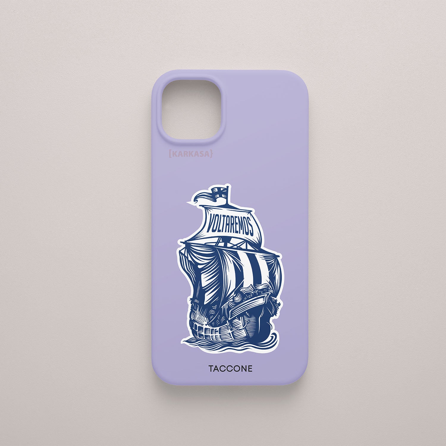 Funda KARKASA lila con ilustración de un galeón azul y blanco con la palabra Voltaremos en las velas, diseño de Gabriel Taccone.