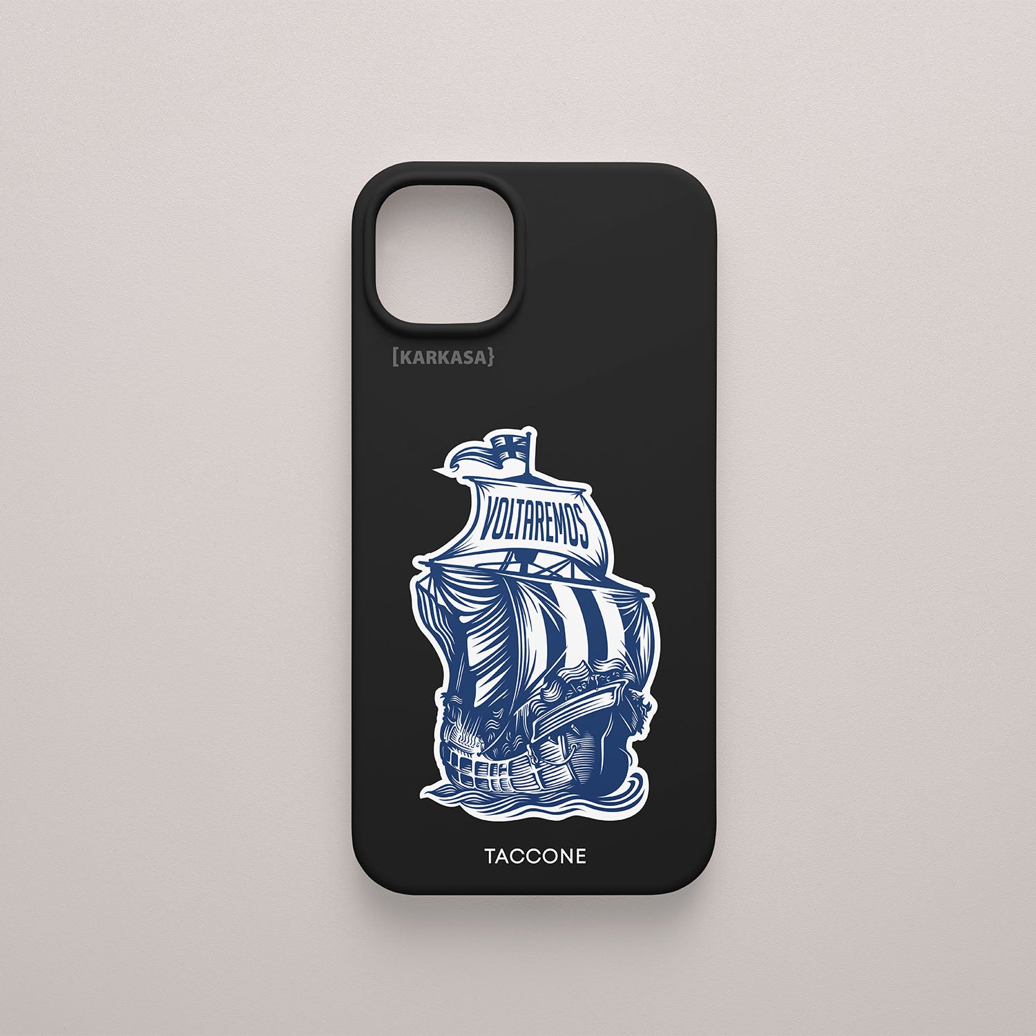Funda KARKASA negra con ilustración de un galeón azul y blanco con la palabra Voltaremos en las velas, diseño de Gabriel Taccone.