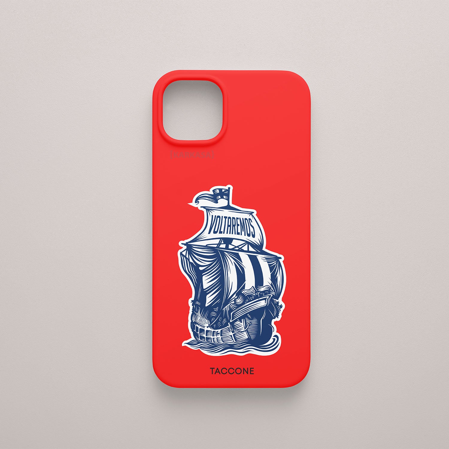 Funda KARKASA roja con ilustración de un galeón azul y blanco con la palabra Voltaremos en las velas, diseño de Gabriel Taccone.