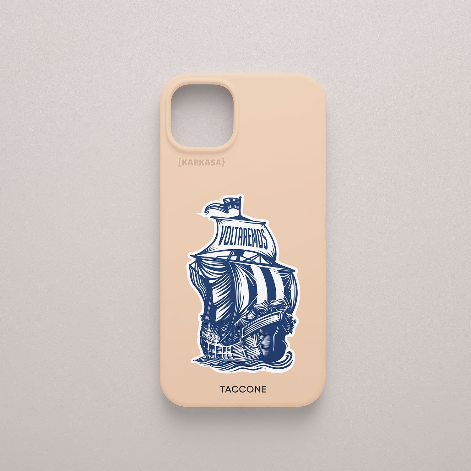 Funda KARKASA rosa beige con ilustración de un galeón azul y blanco con la palabra Voltaremos en las velas, diseño de Gabriel Taccone.