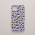 Funda KARKASA Silk Touch lila con estampado de leopardo moderno en negro y amarillo. Carcasa mate de silicona animal print vibrante.