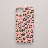 Funda KARKASA Silk Touch rosa chicle con estampado de leopardo moderno en negro y amarillo. Carcasa mate de silicona animal print vibrante.