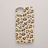 Funda KARKASA Silk Touch rosa nude con estampado de leopardo moderno en negro y amarillo. Carcasa mate de silicona animal print vibrante.