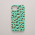 Funda KARKASA Silk Touch verde menta con estampado de leopardo moderno en negro y amarillo. Carcasa mate de silicona animal print vibrante.